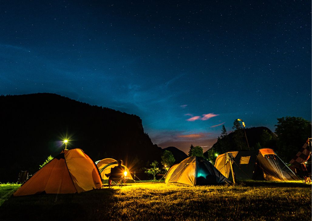Noć u kampu Full Monte u Crnoj Gori, šatori i zvezdano nebo.
