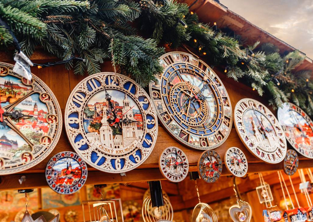 Kolekcija dekorativnih keramičkih satova sa motivima Praga u suvenirnici