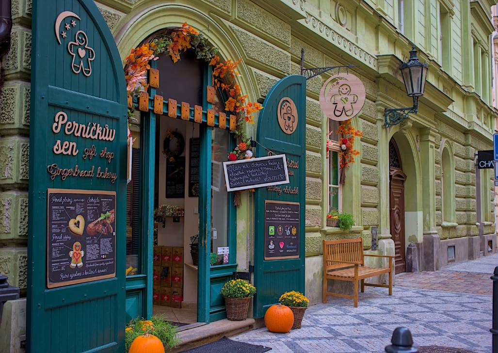 Ulaz u Perníčkův Sen, tradicionalnu pekaru medenjaka u Pragu sa jesenjom dekoracijom