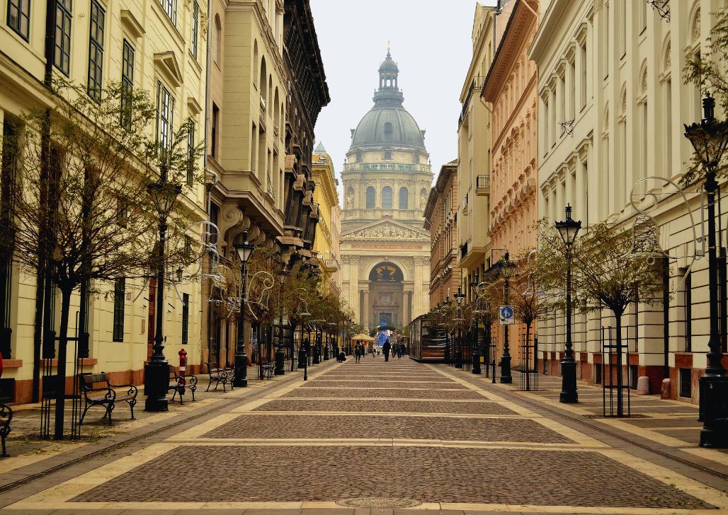 Uspavana ulica vodi ka veličanstvenoj Katedrali Svetog Ištvana u Budimpešti.