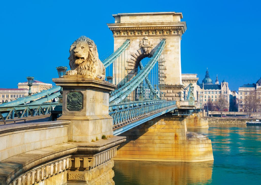 Lančani most sa kamenim lavom u Budimpešti na suncu.