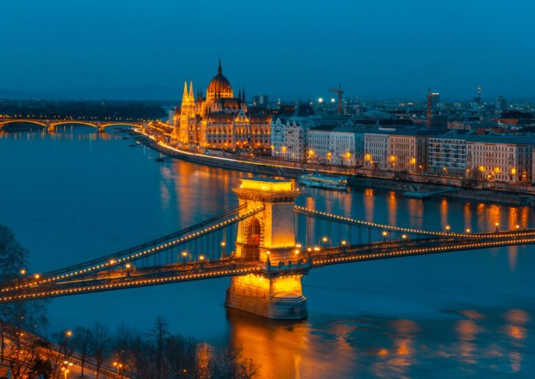 Noćni pogled na Mađarski parlament i osvetljeni Lančani most u Budimpešti.