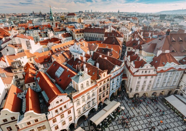 Pogled na krovove starog grada Praga.