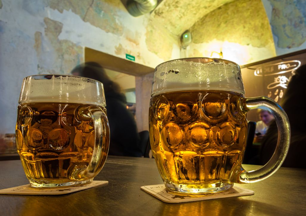 Dve krigle češkog piva na stolu pivnice.