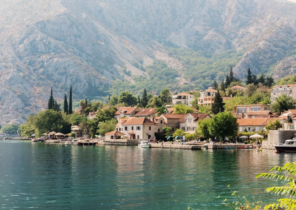 Kuće na obali mora u malom gradu Orahovac na Jadranskom moru. 