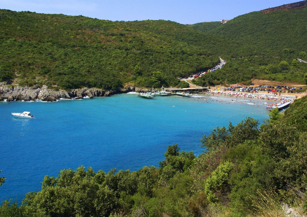 Plaža Trsteno u blizini Kotora, zelena priroda i tirkizno plava voda. 