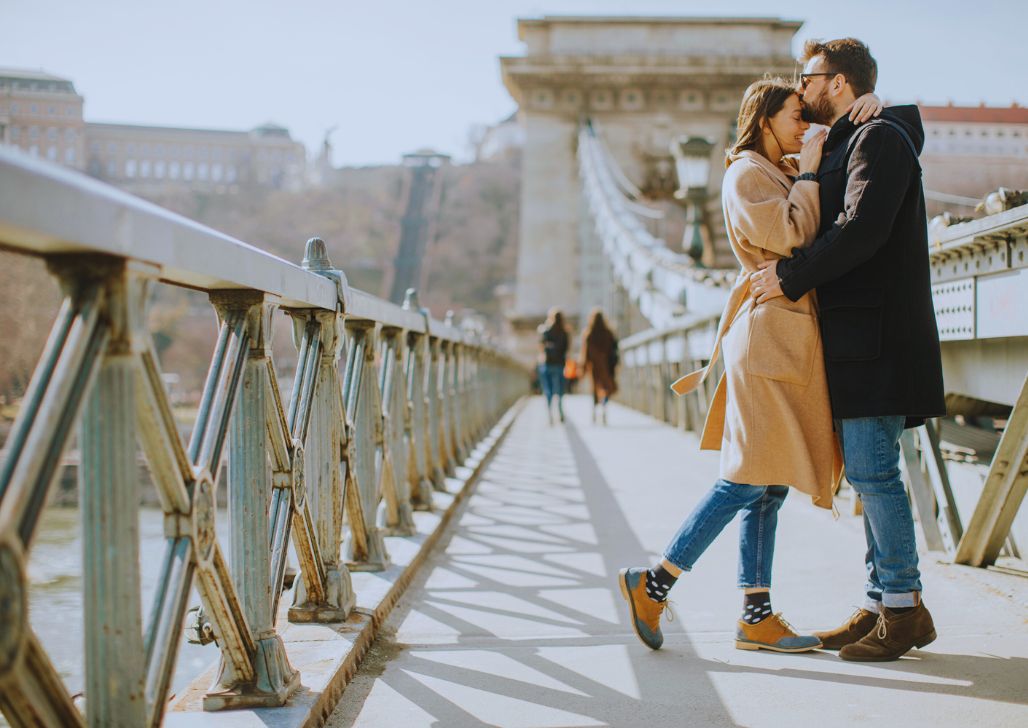Romantični trenutak na Lančanom mostu u Budimpešti