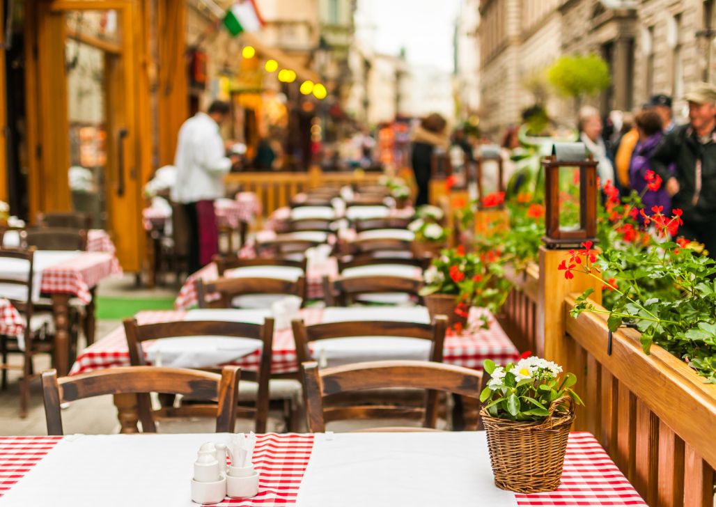 Šarmantni restoranski stolovi u uličici Budimpešte, spremni za goste.