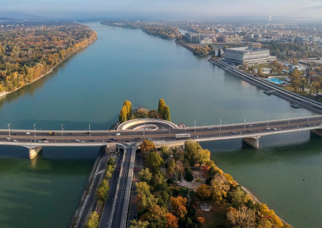 Arpadov most preko Dunava u jesenjem pejzažu Budimpešte