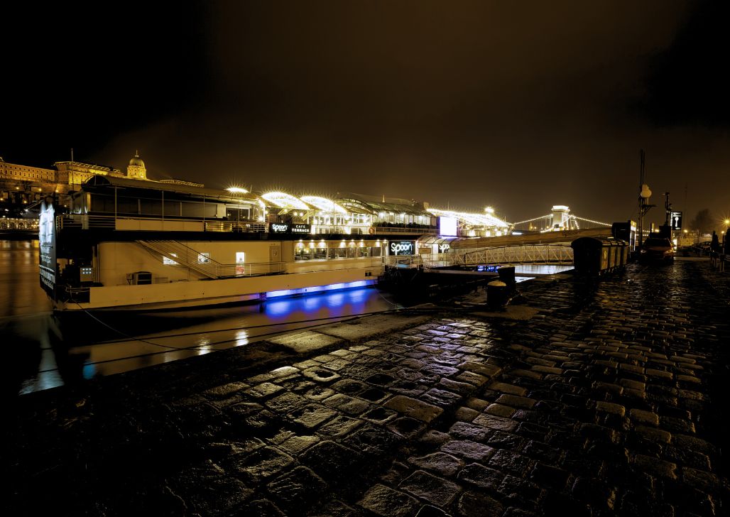 Noćni pogled na restoran brod Spoon na Dunavu