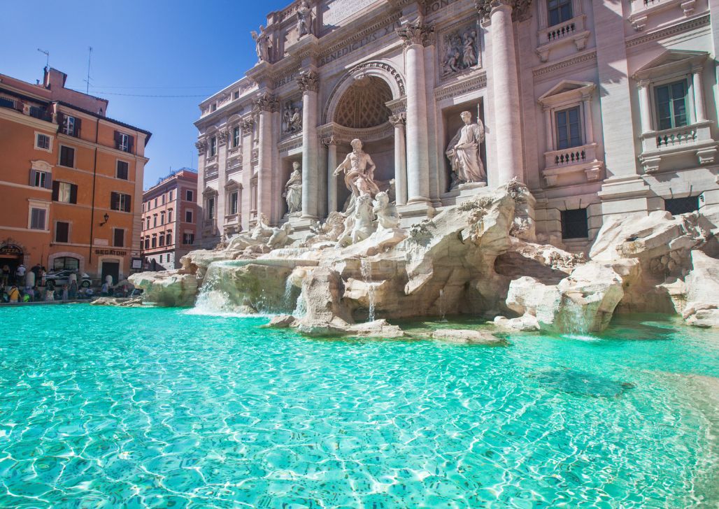 Azurno plava voda Fontane di Trevi u Rimu, sunčani dan.
