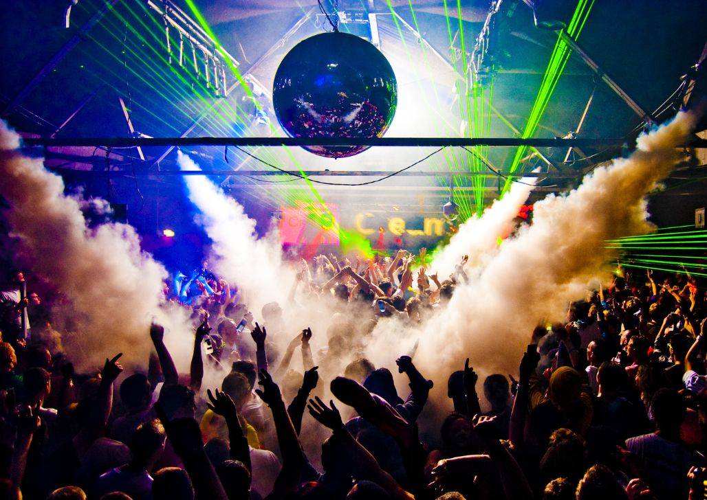 Budimpešta noćni provod: Gužva u klubu Peaches And Cream sa laserima, dimom i plesačima.