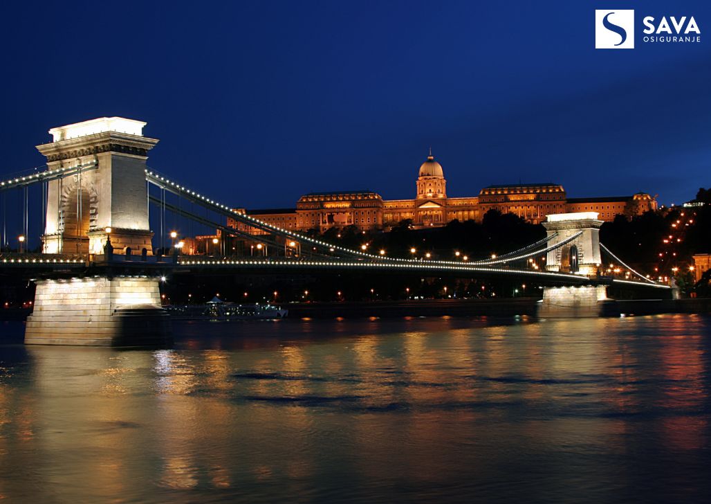 Lančani most u Budimpešti sa osvetljenim dvorcem u pozadini