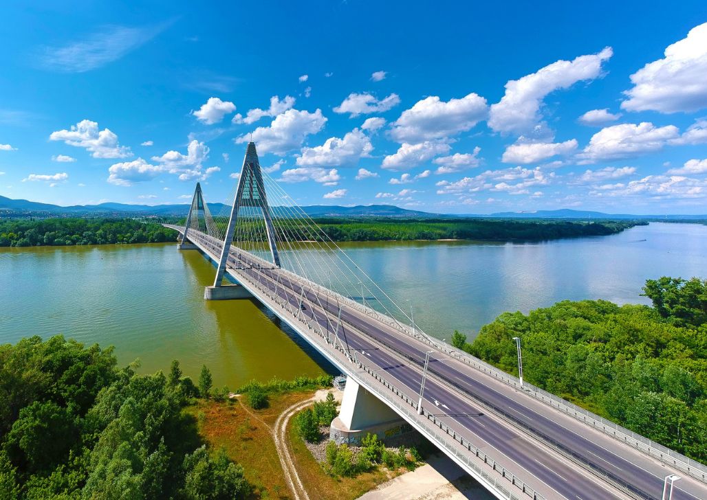 Megyeri most koji premošćuje Dunav na sunčan dan u Budimpešti