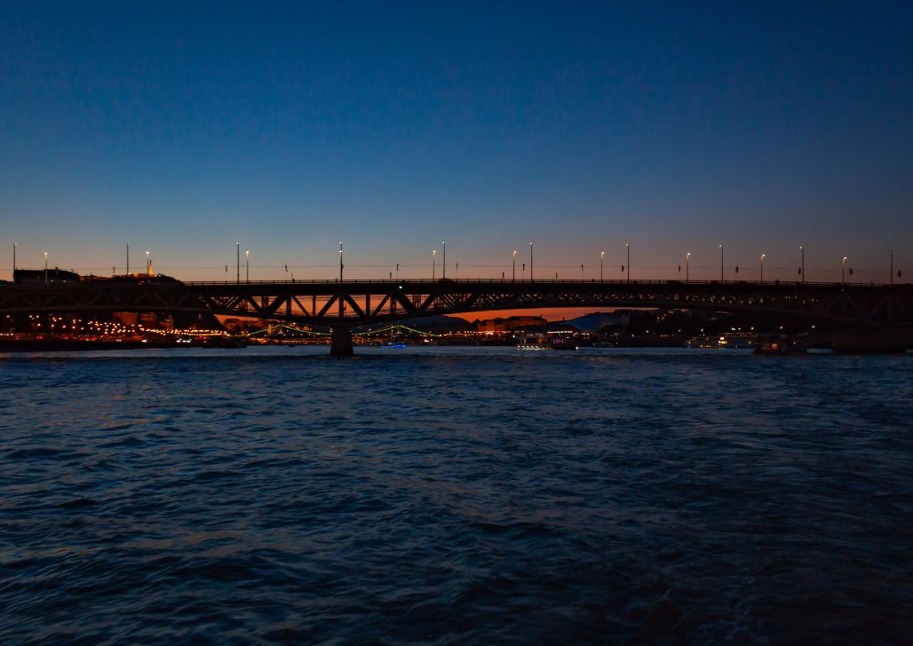 Most Sandora Petefija, večernji pogled na reci Dunav