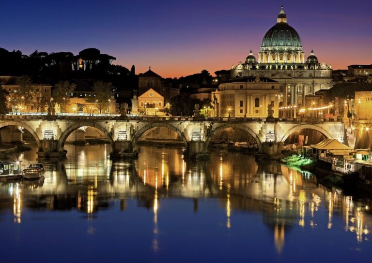 Noćni pogled na Vatikan i reku Tibar sa osvetljenim mostovima i neonom.