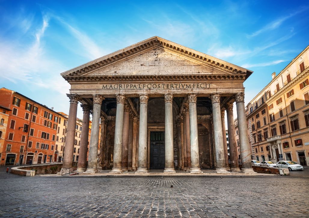 Prednji pogled na Pantheon u Rimu, vedro nebo. Putovanje u Rim.
