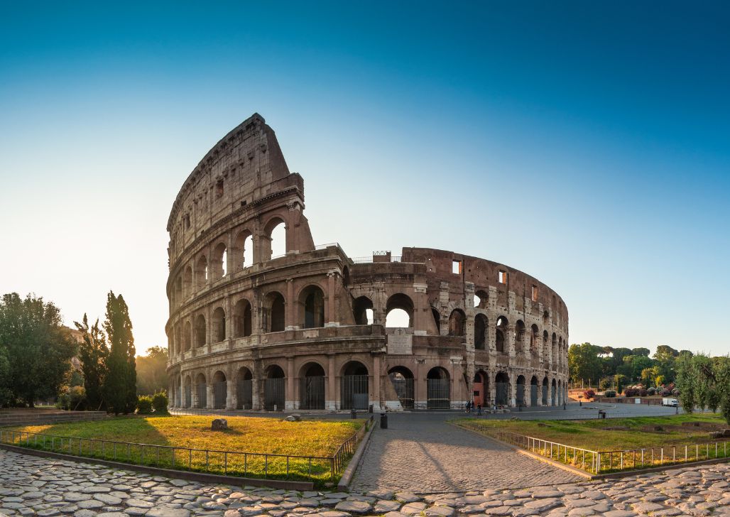Rimski Koloseum u zoru, bez ljudi. Putovanje u Rim.