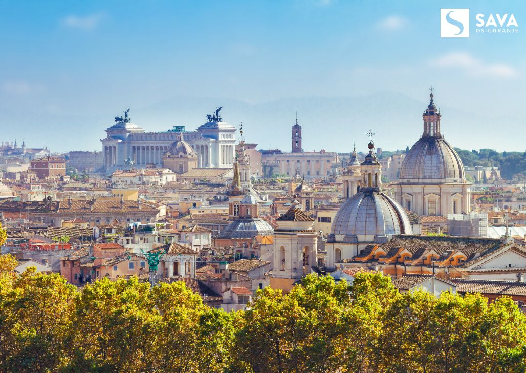 Panoramski pogled na Rim sa kupolama i logotipom osiguranja.