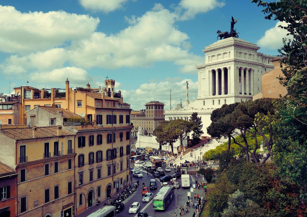 Živopisne ulice Rima sa prizorima velikog prometa