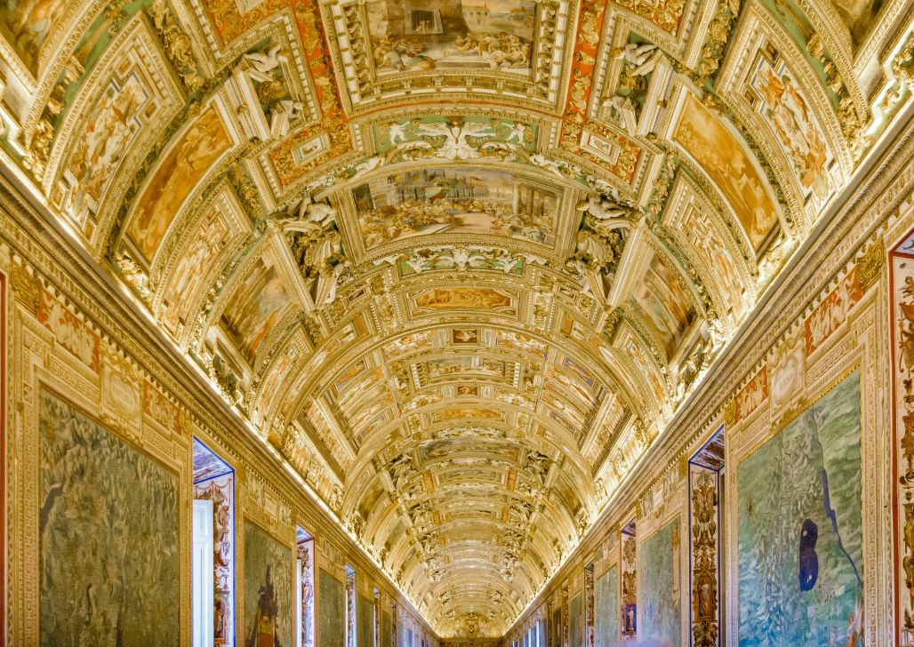 Unutrašnjost Vatikanskog muzeja umetnosti sa zidnim freskama.