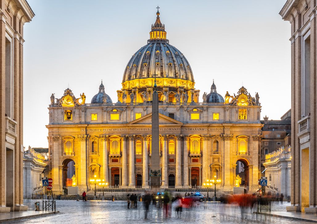 Vatikanska bazilika Svetog Petra u sumrak