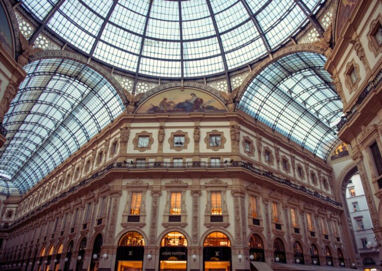 Unutrašnjost Galerije Vittorio Emanuele II u Milanu sa luksuznim prodavnicama