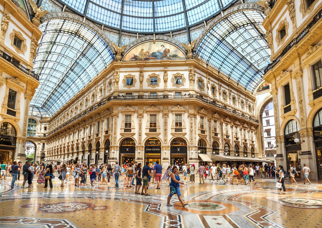 Galleria Vittorio Emanuele II u Milanu sa kupcima i luksuznim prodavnicama
