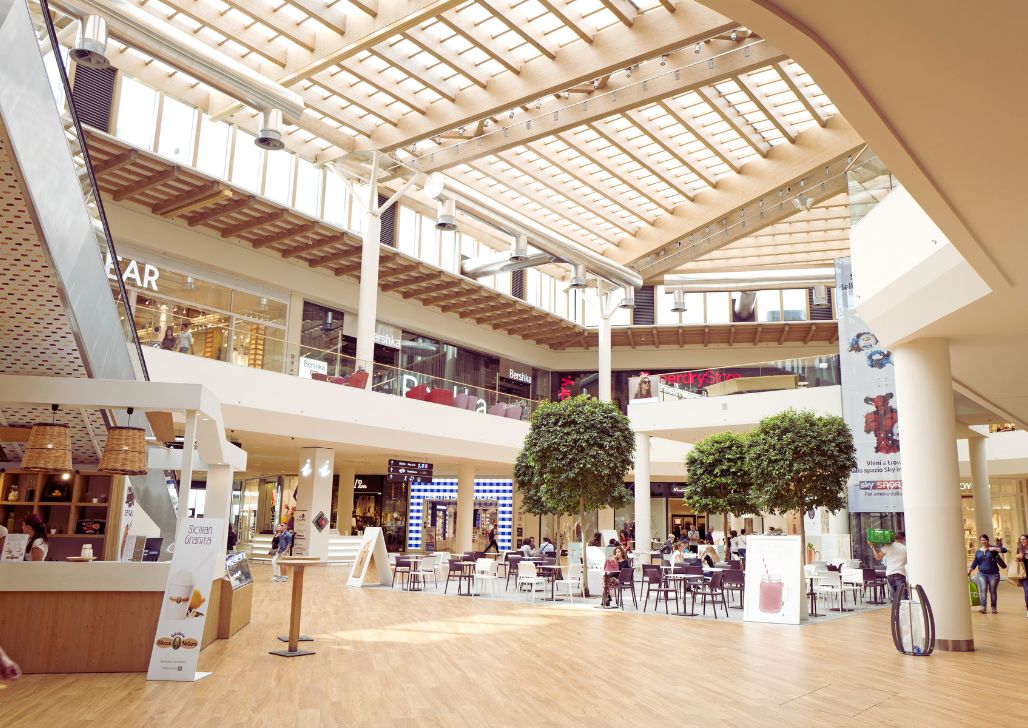 Unutrašnjost tržnog centra Il Centro u Milanu sa prodavnicama i restoranima
