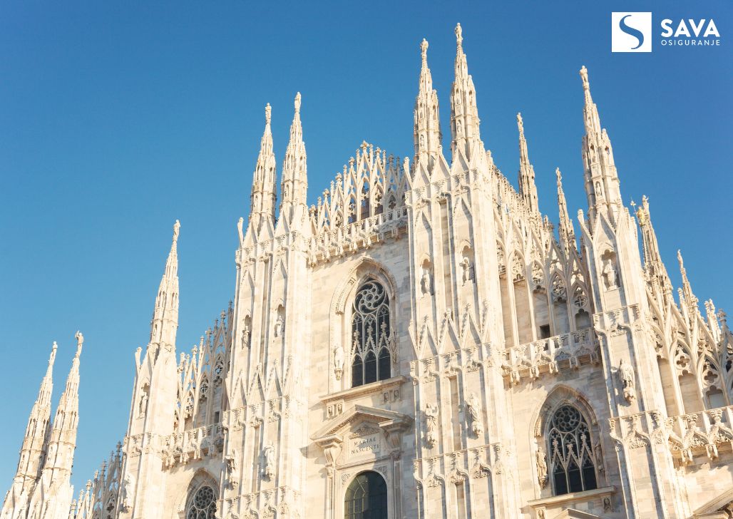 Detalj fasade Milanske katedrale sa logom Sava osiguranja