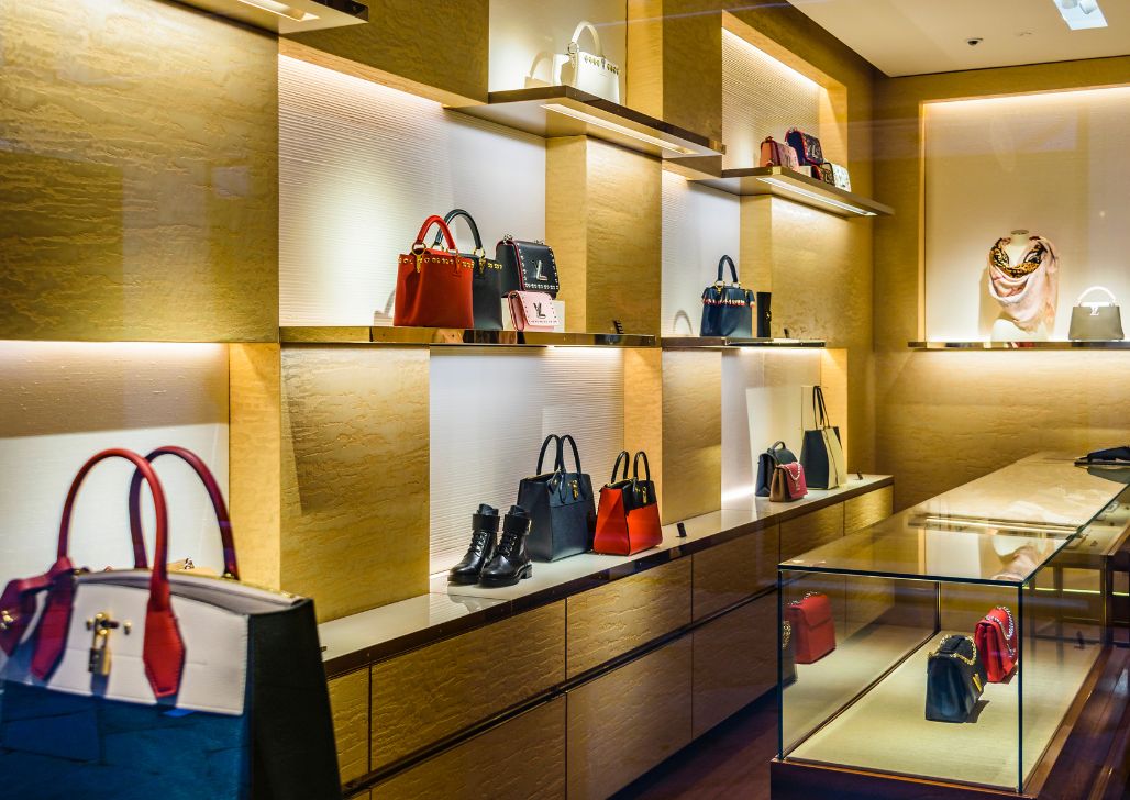 Unutrašnjost luksuznog butika u Milanu sa elegantno izloženim torbama