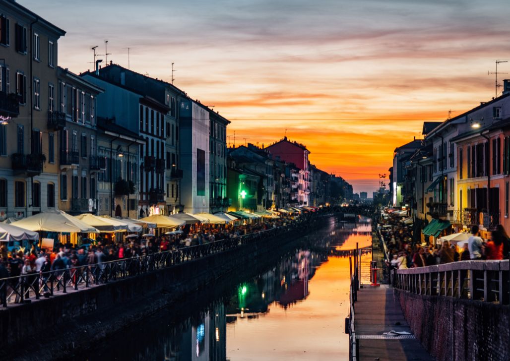 Noćna panorama kanala Navigli u Milanu sa restoranima i šetalištem