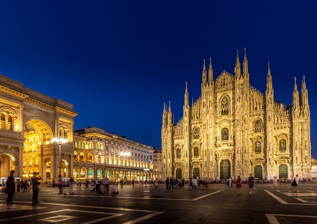 Piazza del Duomo sa Katedralom Duomo u Milanu noću - Putovanje u Milano