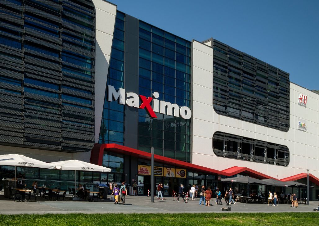 Eksterijer Maximo tržnog centra u Rimu, moderna arhitektura s logotipima