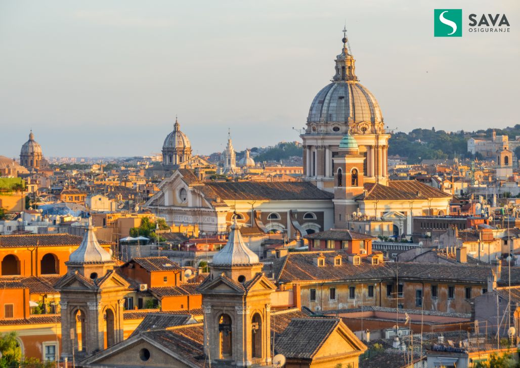 Panoramski pogled na Rim s logotipom Sava Osiguranja, ikonični gradski pejzaž