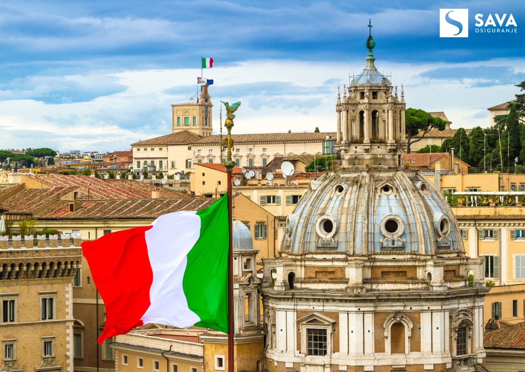 Pogled na arhitekturu Rima sa zastavom Italije i logotipom osiguranja
