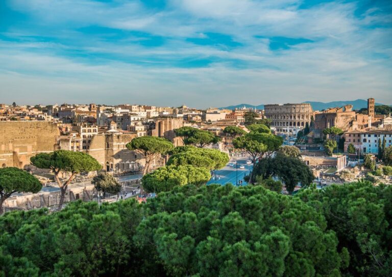 Panoramski pogled na istorijske znamenitosti Rima okružene zelenilom