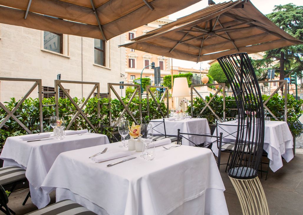 Sofisticirani ambijent restorana Moma u Rimu sa stolovima postavljenim na terasi