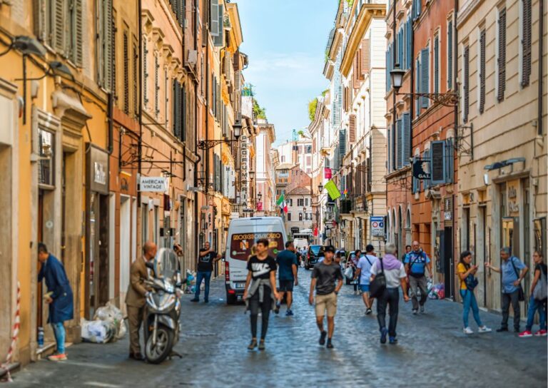 Značajna šoping zona u Rimu sa živahnim noćnim životom i trgovinama