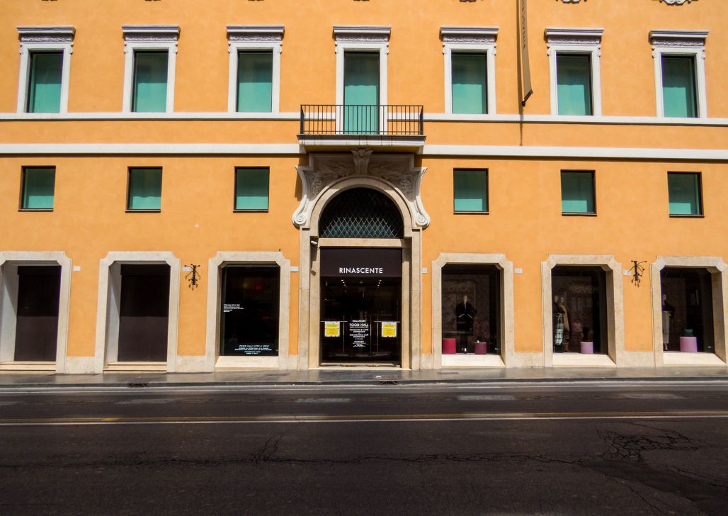 La Rinascente u Rimu, elegantna fasada robne kuće sa modernim izlogom