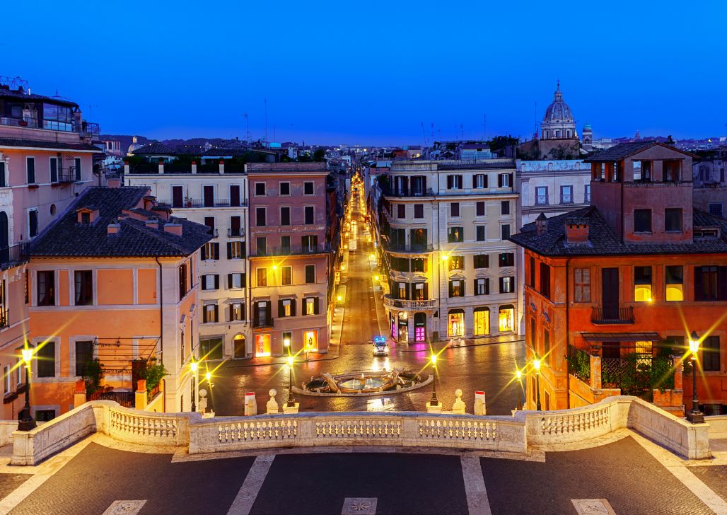 Večernji pogled na Via Condotti u Rimu, luksuzno osvetljenje i butici