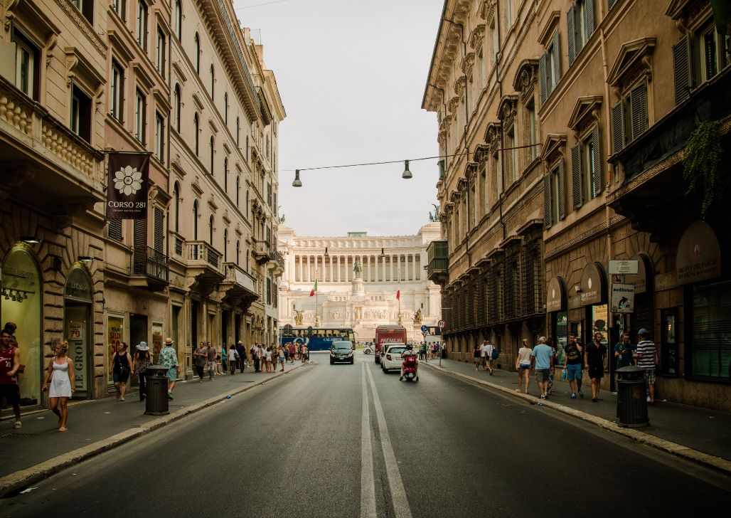 Via del Corso, užurbana šoping ulica u Rimu sa mnogobrojnim prodavnicama